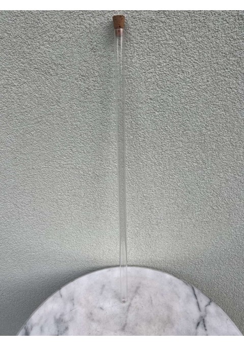 Menzūra stiklinė, ilgas mėgintuvėlis, stiklinė talpa, 67 cm. ilgio. Kaina 23 