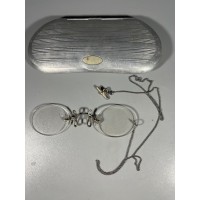 Akiniai pensne, pince-nez tipo antikvariniai originalioje dėžutėje. Kaina 78
