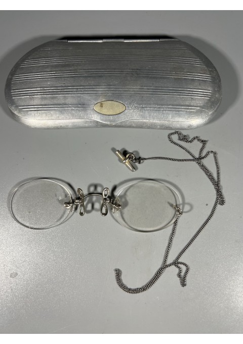 Akiniai pensne, pince-nez tipo antikvariniai originalioje dėžutėje. Kaina 78