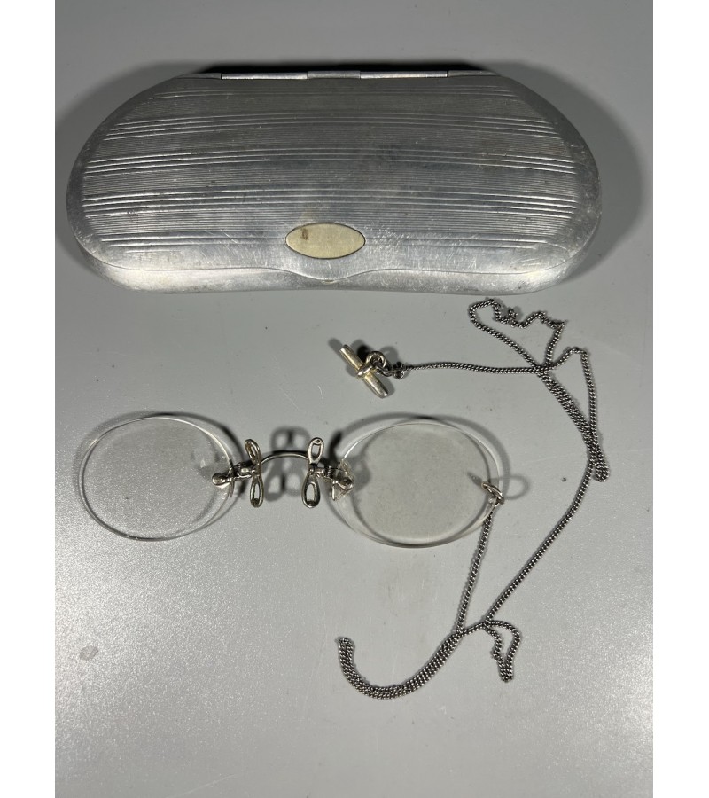 Akiniai pensne, pince-nez tipo antikvariniai originalioje dėžutėje. Kaina 78