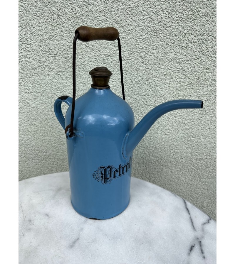 Bakelis PETROLEUM antikvarinis, metalinis, emaliuotas, mėlynos spalvos su rankena. Vokietija. 1880-1930 m. Kaina 78