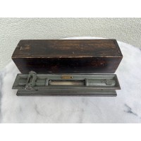 Gulsčiukas metalinis originalioje dėžutėje, vokiškas, tarpukario laikų. 1 STRICH BLASENAUSSCHLAG 0,30 MM PRO 1000 MM. Svoris apie 2 kg. Veikiantis. Kaina 48