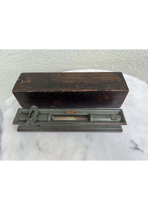 Gulsčiukas metalinis originalioje dėžutėje, vokiškas, tarpukario laikų. 1 STRICH BLASENAUSSCHLAG 0,30 MM PRO 1000 MM. Svoris apie 2 kg. Veikiantis. Kaina 48