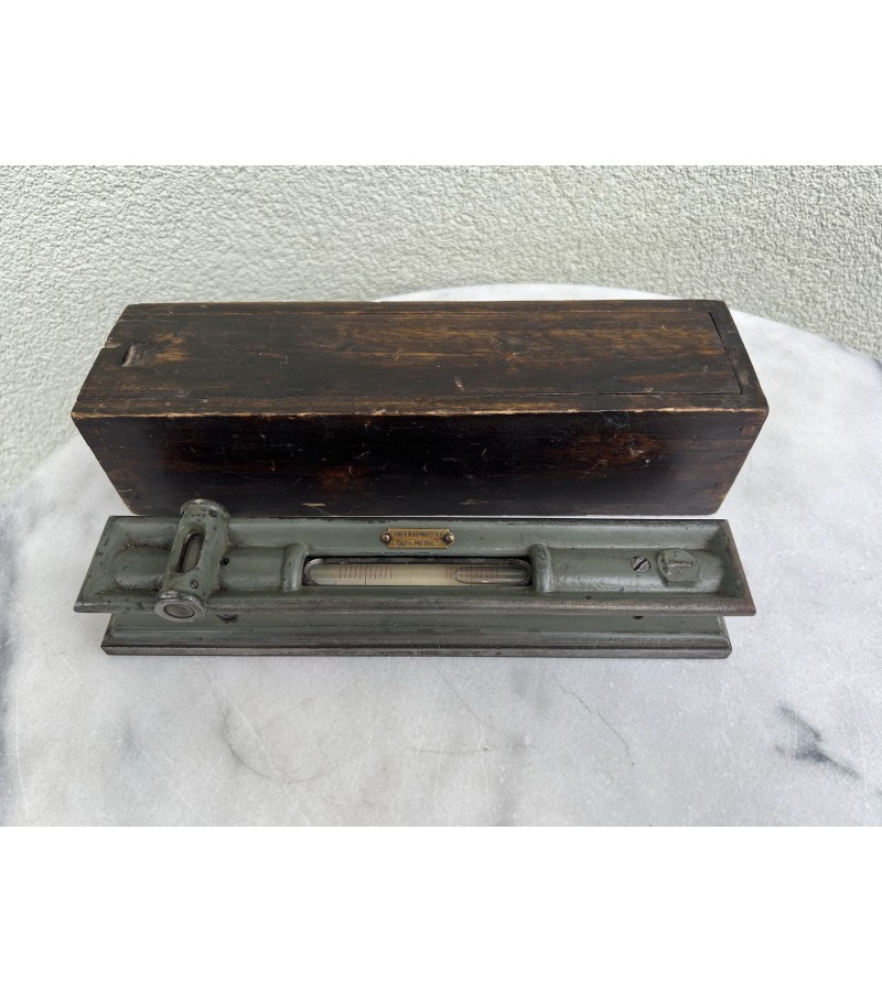 Gulsčiukas metalinis originalioje dėžutėje, vokiškas, tarpukario laikų. 1 STRICH BLASENAUSSCHLAG 0,30 MM PRO 1000 MM. Svoris apie 2 kg. Veikiantis. Kaina 48