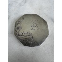 Pudrinė su veidrodėliu, sidabrinė, antikvarinė, aštuonkampė, pudros kompaktinė dėžutė. Svoris 55 g. Praba 875. 1922-1924 m. Kaina 118