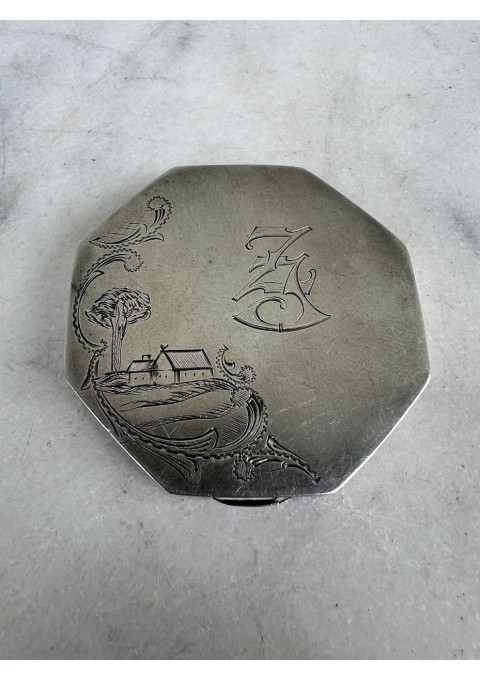 Pudrinė su veidrodėliu, sidabrinė, antikvarinė, aštuonkampė, pudros kompaktinė dėžutė. Svoris 55 g. Praba 875. 1922-1924 m. Kaina 118