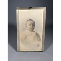 Rėmelis antikvarinis facetuoto, storo stiklo, pastatomas. Vaikas. Dydis: 7 x 11 cm. Kaina 18