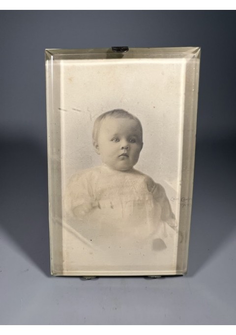 Rėmelis antikvarinis facetuoto, storo stiklo, pastatomas. Vaikas. Dydis: 7 x 11 cm. Kaina 18