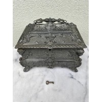 Skrynelė, dėžutė, rakinama, antikvarinė, pagaminta iš alavo, pewter lydinio, sunki, 4 kg. Kaina 158