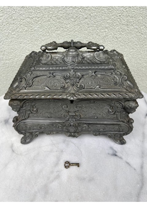 Skrynelė, dėžutė, rakinama, antikvarinė, pagaminta iš alavo, pewter lydinio, sunki, 4 kg. Kaina 158