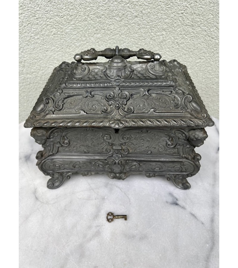 Skrynelė, dėžutė, rakinama, antikvarinė, pagaminta iš alavo, pewter lydinio, sunki, 4 kg. Kaina 158