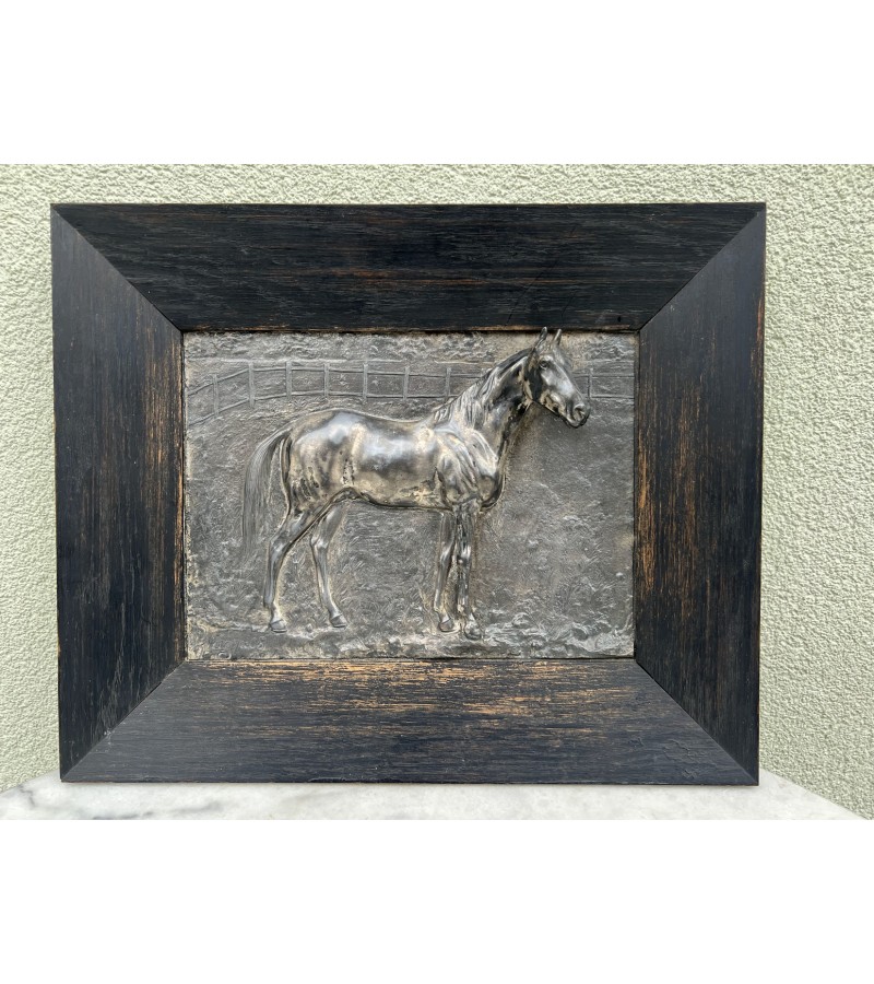 Paveikslas reljefinis Žirgas, arklys antikvarinis mediniame rėme. Autorius Oskar PFLUG (1858-1937). Signatūra O. Pflug fec. 08. Vokietija, 1908 m. Kaina 153