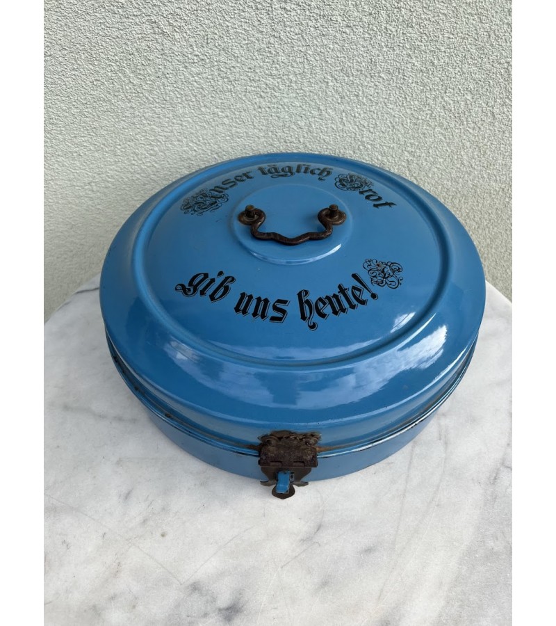 Duoninė antikvarinė, tarpukario laikų, skardinė, emaliuota, mėlynos spalvos, juodu reljefiniu užrašu: Unser täglich Brot gib uns heute. Kasdienės mūsų duonos duok mums šiandien. Kaina 138