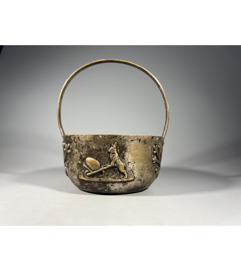 Indas serviravimo velykinis, antikvarinis, reljefine dekoracija, vaizduojančia karutį su kiaušiniu stumiantį triušį. Kaina 28