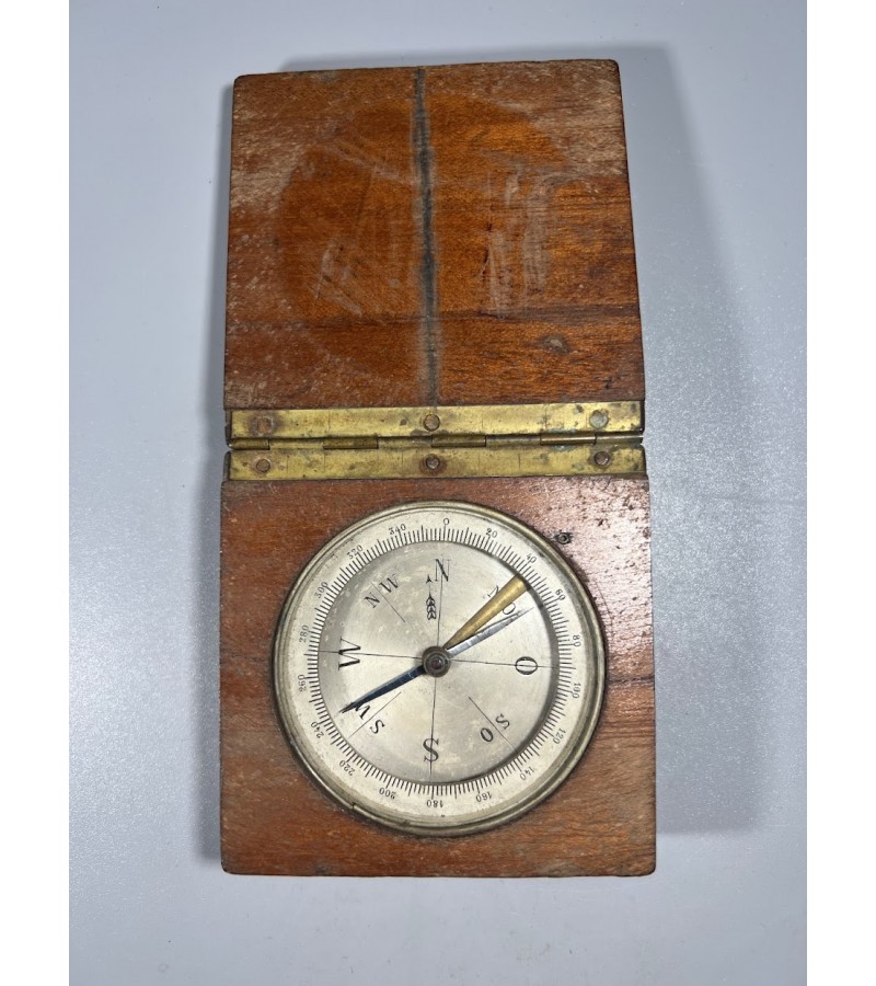 Kompasas raudonmedžio dėžutėje antikvarinis. Kaina 43