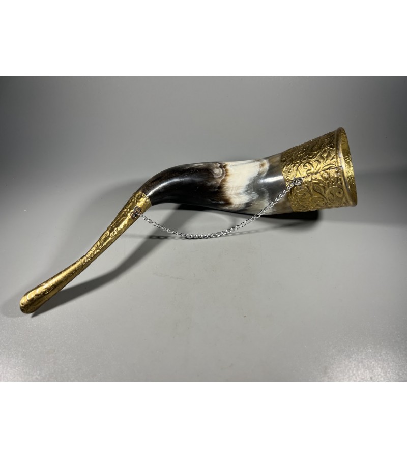 Ragas originalus, metalas puoštas reljefiniais piešiniais, tinkamas naudojimui. Ilgis 26 cm. Kaina 53 Ragas originalus, metalas puoštas reljefiniais piešiniais, tinkamas naudojimui. Ilgis 26 cm. Kaina 53