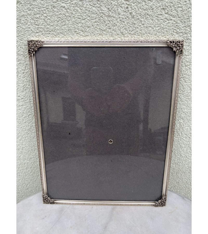 Rėmelis metalinis, išgaubtu stiklu, antikvarinis, pastatomas. Kaina 48