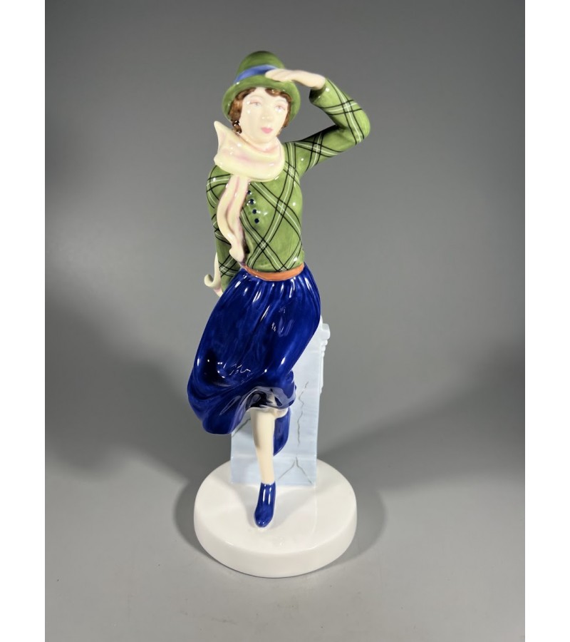 Statulėlė porcelianinė Art Deco stiliaus, tapyta ir dekoruota rankomis, Royal Doulton, Theresa, Bone china hand made and hand decorated. Kaina 93