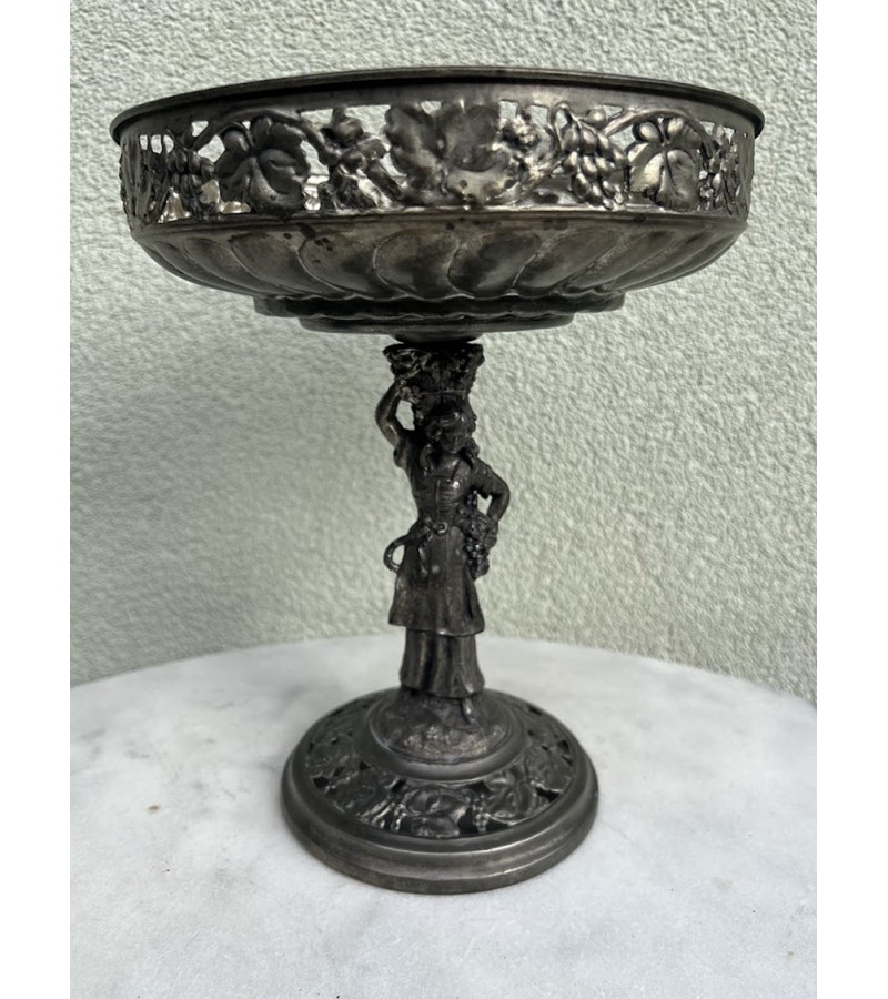 Vaisinė, saldaininė antikvarinė, moters figūros stovu, metalinė. Kaina 47