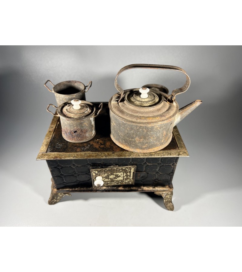 Viryklė antikvarinė lėlių, lėlių orkaitė, skirta lėlių nameliui, lėlių virtuvei ar lėlei. Kaina 43