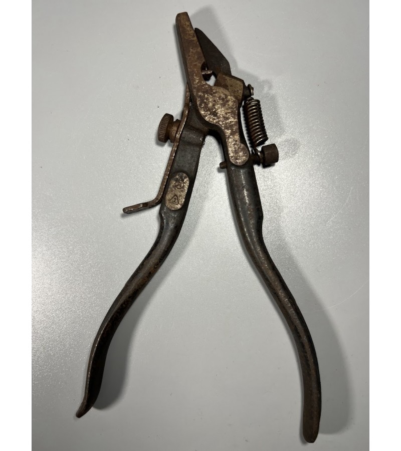 Pjūklo dantų kleiptukas, antikvarinis, vokiškas. Kleiptukas - įrankis pjūklo dantims klaipyti, takui daryti. Kaina 23