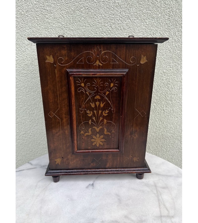 Spintelė medinė puošta drožiniais, Jugendstil, antikvarinė, XIX a. pb. Kaina 168