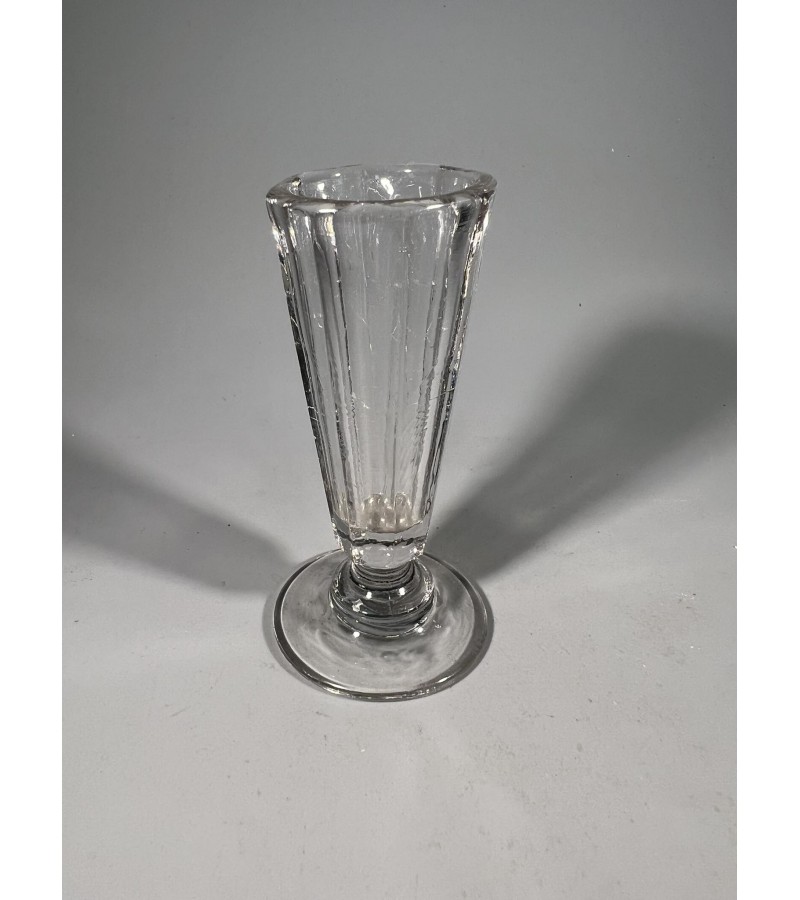 Taurelė, stikliukas, lafitnik, antikvarinis briaunuotas. Talpa 20 ml. Kaina 43