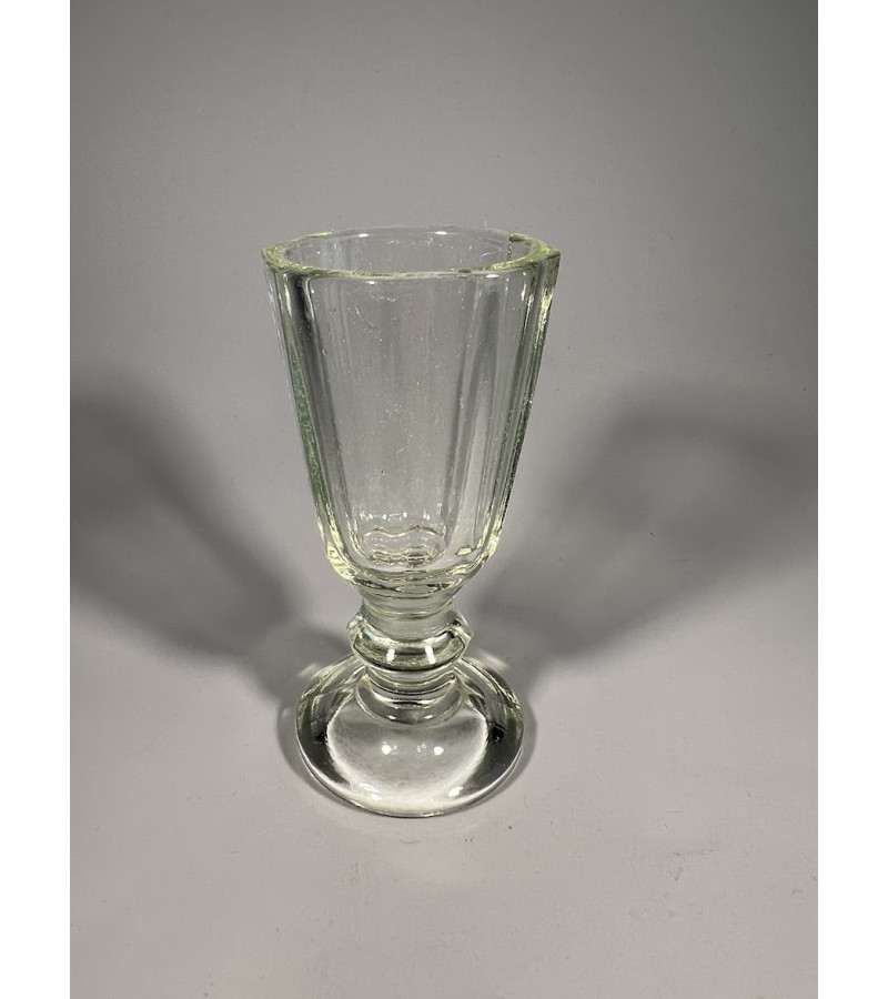 Taurelė, stikliukas, lafitnik, antikvarinis. Talpa 30 ml. Aukštis 9 cm. Kaina 42