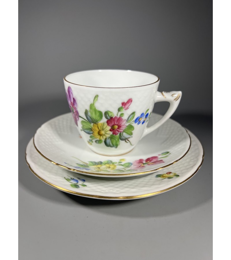 Puodelis su dviem lėkštutėm, trio rinkinys, tapyta, porcelianiniai, antikvariniai, Bing & Grøndahl, Saxon Flower. (Saksisk Blomst). Danija. Kaina 28 už viską