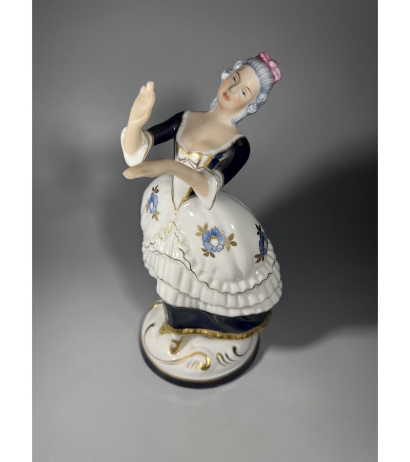 Statulėlė porcelianinė Royal Dux, Czechoslovakia, rokoko stiliaus figūrėlė, šokanti dama. Kaina 73