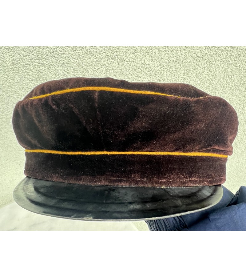 Kepurė gimnazisto, moksleivio, studento sovietinė, tarybinių laikų. Siuvimo fabrikas Aušra, Vilnius, Lengvosios pramonės valdyba. Kaina 28 Kepurė gimnazisto, moksleivio, studento sovietinė, tarybinių laikų. Siuvimo fabrikas Aušra, Vilnius, Lengvosios pramonės valdyba. Kaina 28