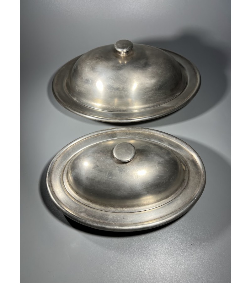 Lėkštė serviravimo su dangčiu, klošas (pranc. cloche - varpas). Indas naudojamas maistui uždengti ir patiekti. КОЛЬЧУГИНСКИЙ ЗАВОД, KOLCHUGINSKY ZAVOD. 1946–1962 m. Didesnis ir mažesnis, 2 vnt. Kaina 23 ir 21