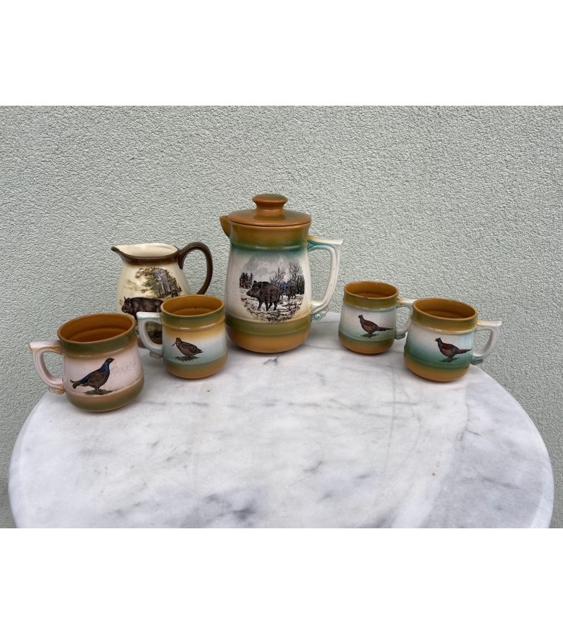 Servizas yra medžioklės tematikos keramikos rinkinys, vintažinis kurį sudaro ąsotis su dangčiu ir keturi puodeliai. Kaina 13 už viską.