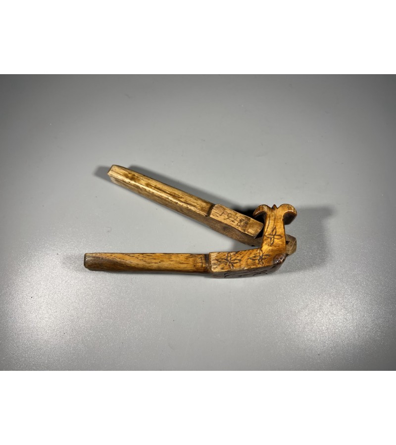 Spaustukai riešutams gliaudyti, riešutų gliaudyklė drožinėta, lietuviška, 1928-1946 m. Kaina 63