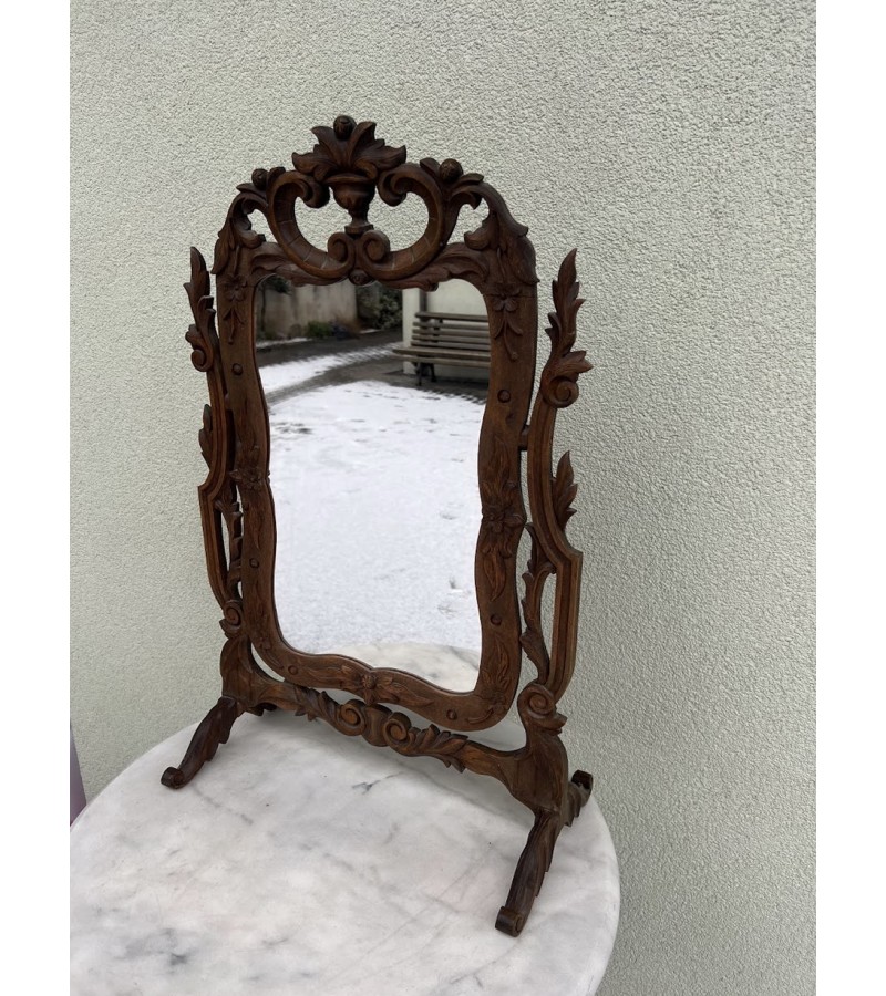 Veidrodis medinis, antikvarinis, stalinis, pasatatomas, puoštas gausiais drožiniais. Kaina 187 Veidrodis medinis, antikvarinis, stalinis, pasatatomas, puoštas gausiais drožiniais. Kaina 187