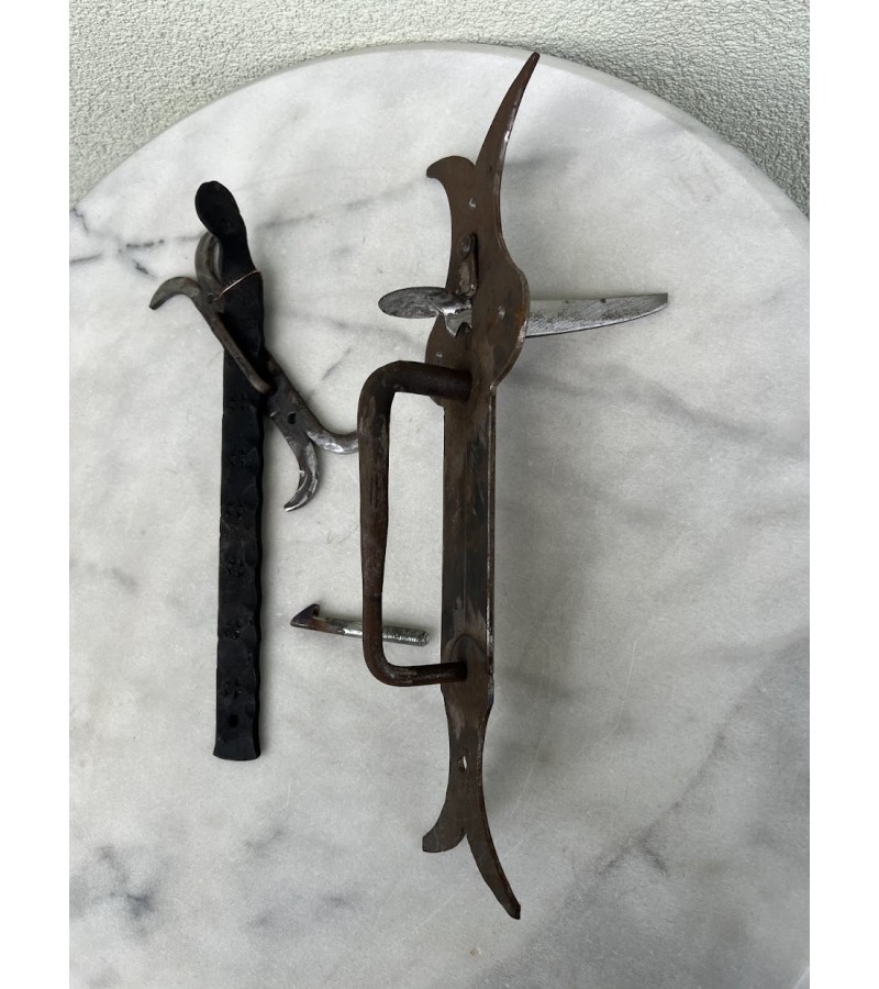 Durų rankena, klemka su užkabinimu, kaltinė, tvirta, kaimiška rankena. Komplektas. Kaina 68 už viską.