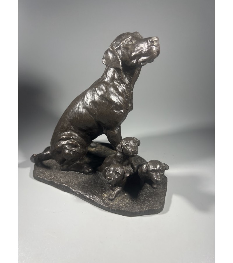 Statulėlė Šuo su šuniukais, metalinė. Autorius J. Spouse. Kaina 53
