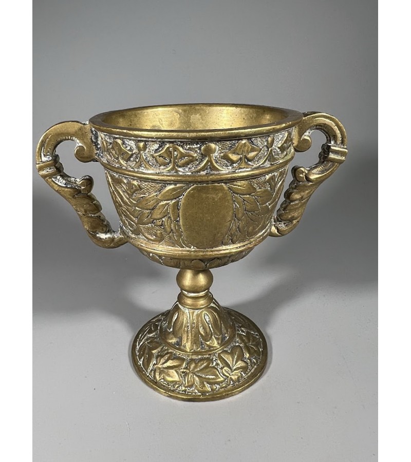 Taurė bronzinė, žalvarinė su rankenomis, antikvarinė. Kaina 43