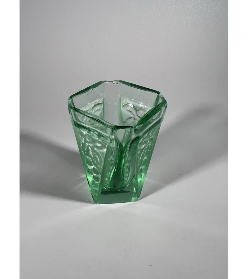 Taurelė antikvarinė, Art Deco stiliaus, žalios spalvos presuoto stiklo. Kaina 13