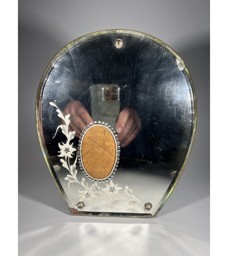 Veidrodis, nuotraukos rėmelis antikvarinis, puoštas gėlėmis, Art Deco stiliaus, pastatomas. Kaina 88 Veidrodis, nuotraukos rėmelis antikvarinis, puoštas gėlėmis, Art Deco stiliaus, pastatomas. Kaina 88