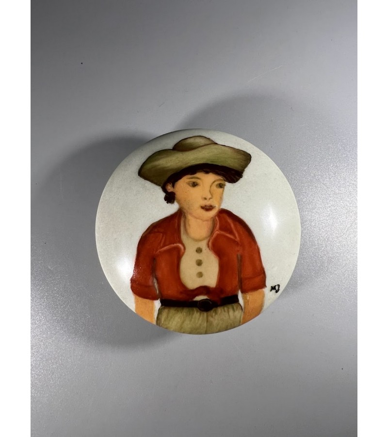 Dėžutė porcelianinė tapyta. Kaina 18