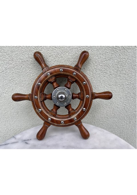 Šturvalas, laivo vairas autentiškas, medinis, kaustytas metalu, antikvarinis. Skersmuo 40 cm. Kaina 168