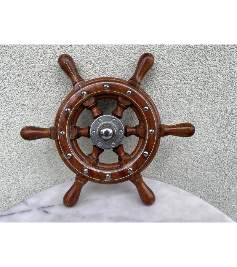 Šturvalas, laivo vairas autentiškas, medinis, kaustytas metalu, antikvarinis. Skersmuo 40 cm. Kaina 168 Šturvalas, laivo vairas autentiškas, medinis, kaustytas metalu, antikvarinis. Skersmuo 40 cm. Kaina 168