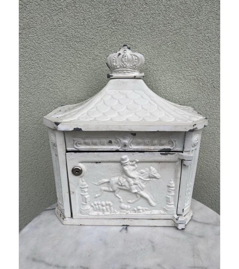 Pašto dėžutė, dėžė aliuminė, angliška, vintažinė. Kaina 88 REZERVUOTA Pašto dėžutė, dėžė aliuminė, angliška, vintažinė. Kaina 88 REZERVUOTA