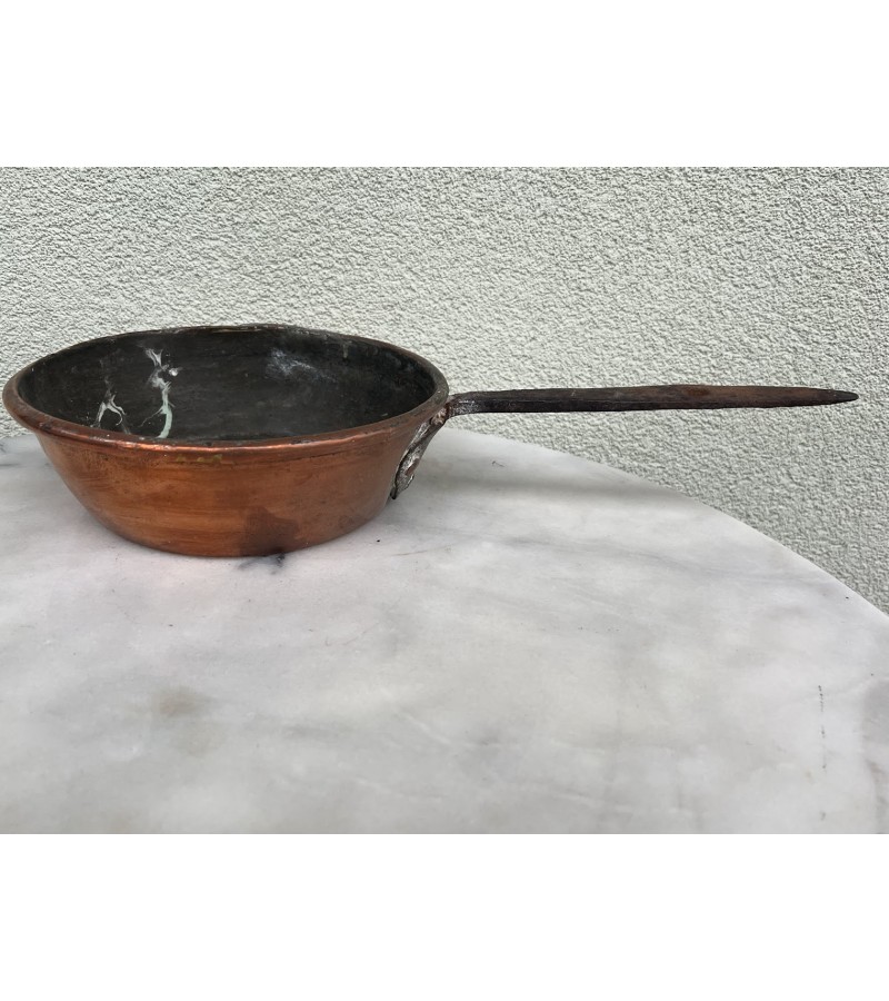 Puodas varinis su rankena, kaltinis, antikvarinis. Kaina 43