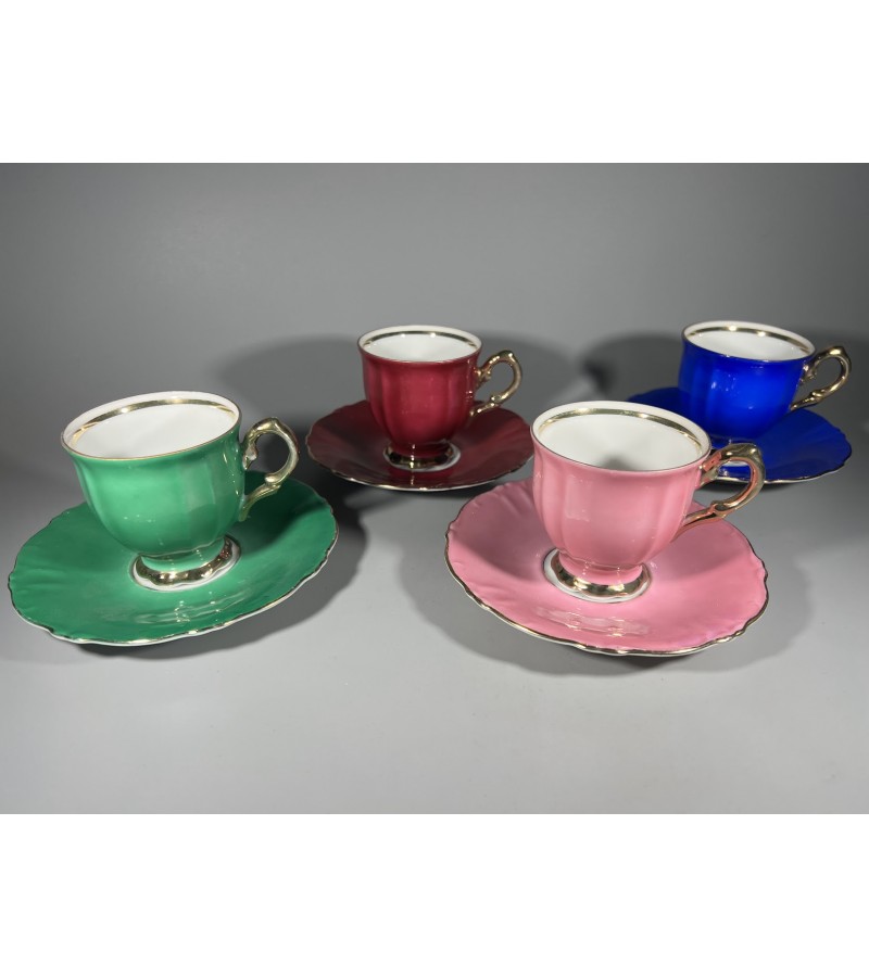 Puodeliai su lėkštutėmis porcelianiniai: žalias (2 vnt.), raudonas (2 vnt.), rožinis (2 vnt.), mėlynas 1 vnt. su 2 lėkštutėm. Talpa po 130 ml. Kaina po 8