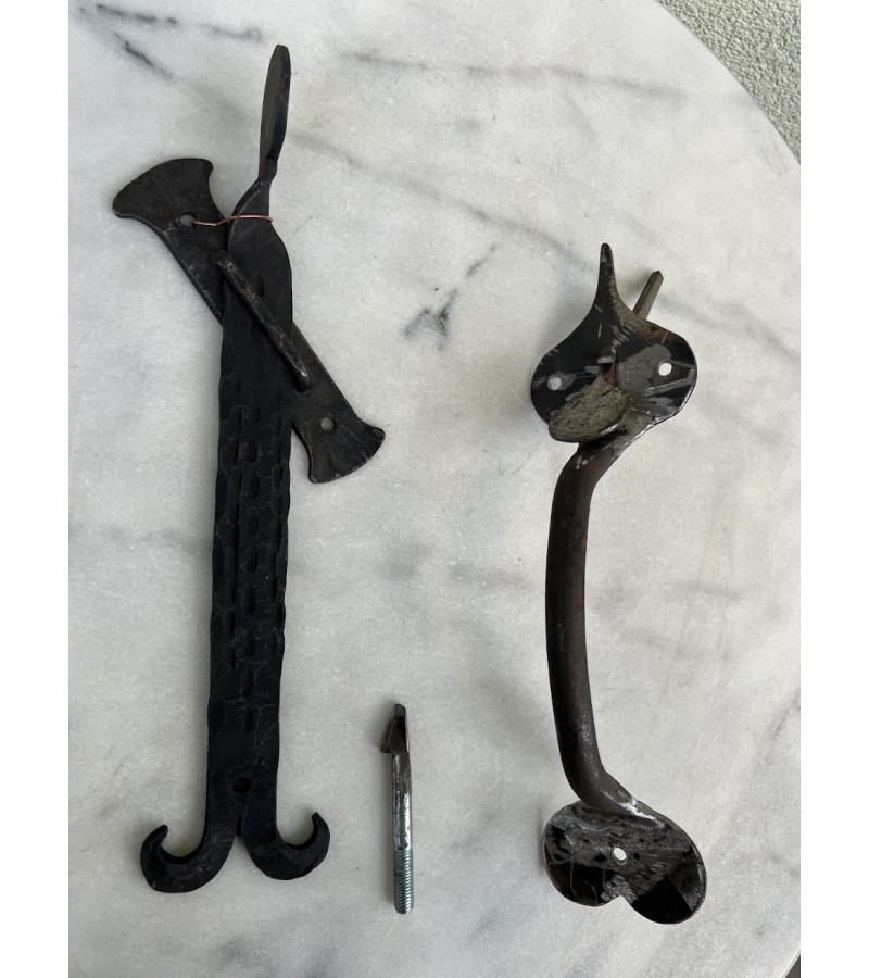 Durų rankena, klemka su užkabinimu, kaltinė, tvirta, kaimiška rankena. Komplektas. Kaina 68 už viską.