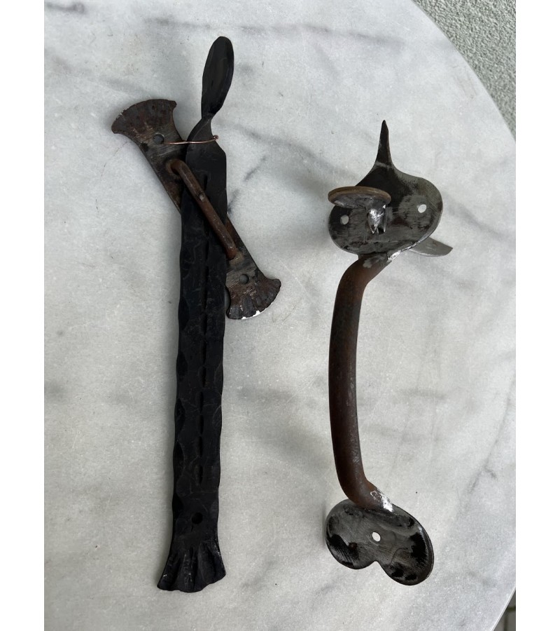 Durų rankena, klemka su užkabinimu, kaltinė, tvirta, kaimiška rankena. Komplektas. Kaina 68 už viską.