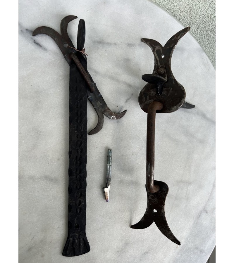 Durų rankena, klemka su užkabinimu, kaltinė, tvirta, kaimiška rankena. Komplektas. Kaina 68 už viską.