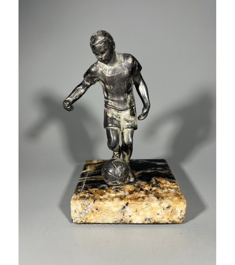 Statulėlė Futbolininkas, futbolistas antikvarinė, metalinė, ant akmeninio pagrindo. Svoris 0,6 kg. Kaina 53